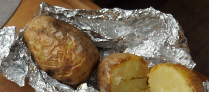 Pečen krompir na žaru